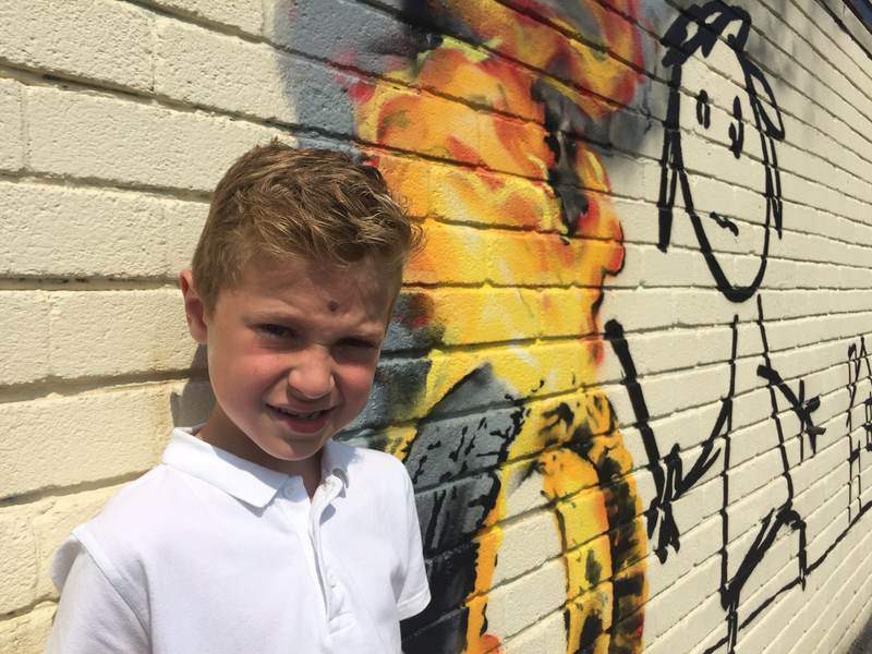 Charlie, el alumno que tuvo la idea de poner “Banksy” al nuevo edificio, junto al mural.